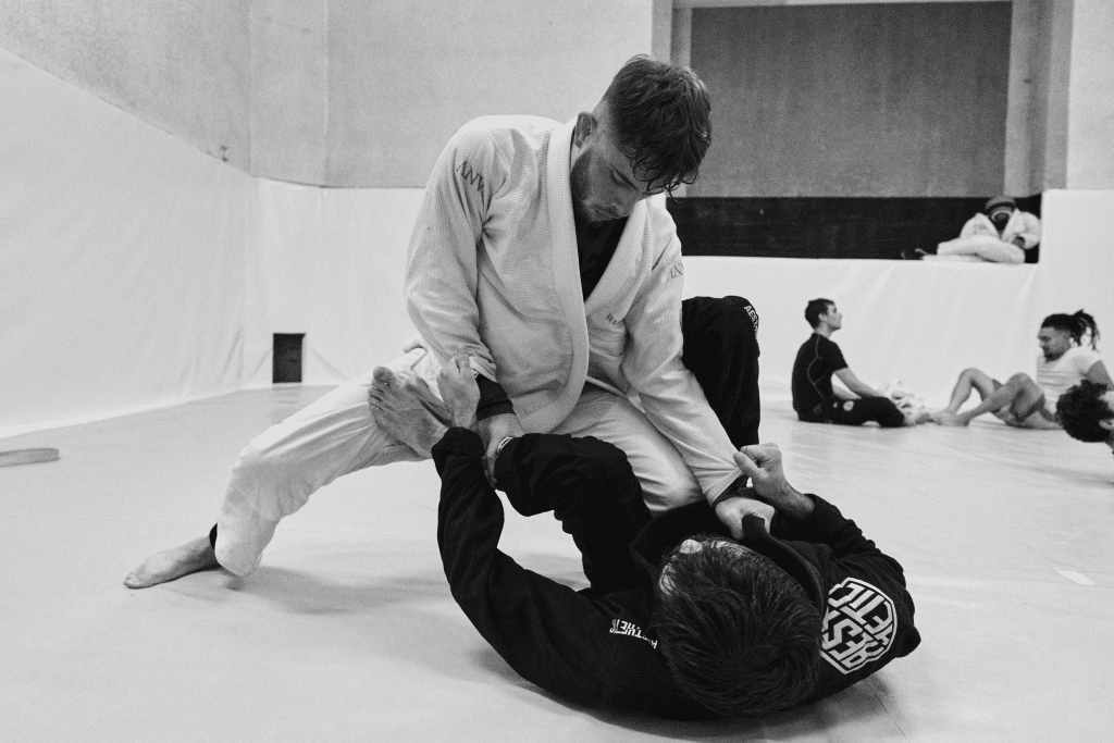 Photo de deux de mes partenaires d’entraînement, pratiquants de jiu-jitsu brésilien.